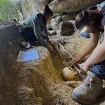 La sepoltura intatta dell'individuo femminile in età adulto-senile trovata nel Riparo 19